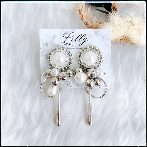 大ぶりピアス/シルバー/パール/ビーズ刺繍/揺れる/ピアス イヤリング  