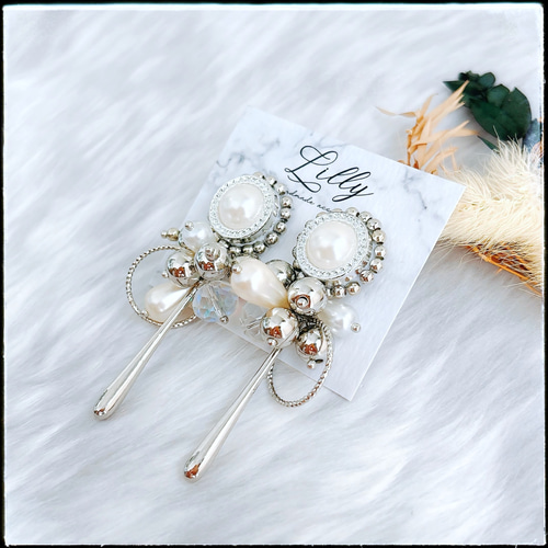 大ぶりピアス/シルバー/パール/ビーズ刺繍/揺れる/ピアス イヤリング