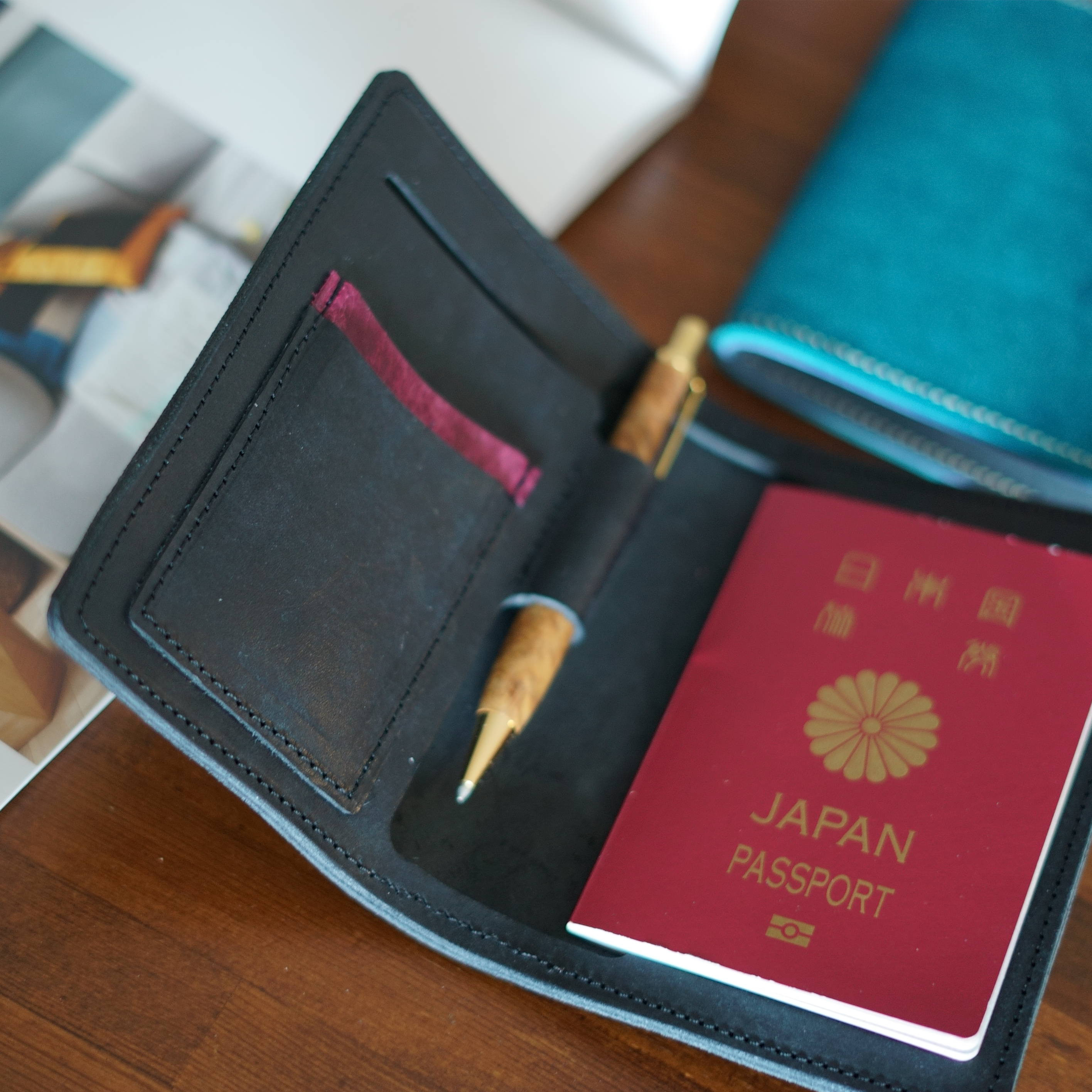 旅の相棒本革イタリアンレザーのパスポートケース　好きなカラーをカスタマイズ　ブラック&ワイン　ペンホルダー付