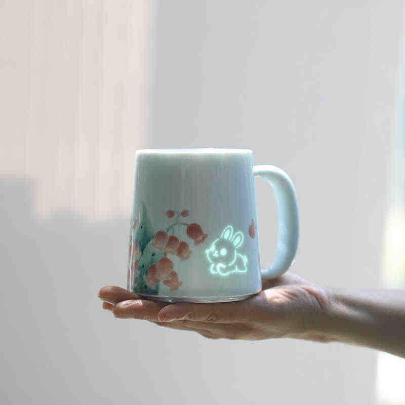 スズランのウサギの手描きマグカップ、誕生日プレゼント、かわいい陶器のマグカップ
