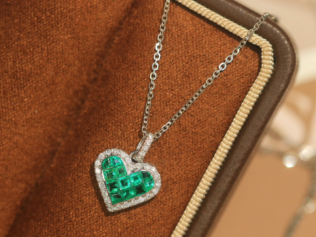 ハート形　エメラルドペンダントトップk18