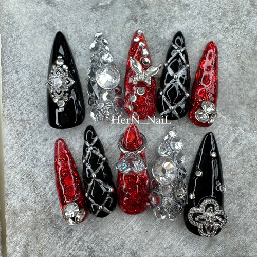 黒赤ラメキルティングネイルチップ ネイルチップ（つけ爪） HerN