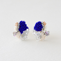 オートクチュール刺繍のピアス Oval-01／ Blue ※イヤリングに変更可 1枚目の画像