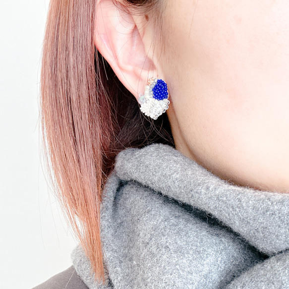 オートクチュール刺繍のピアス Oval-01／ Blue ※イヤリングに変更可 2枚目の画像