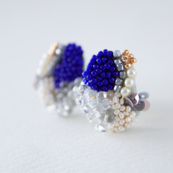 オートクチュール刺繍のピアス Oval-01／ Blue ※イヤリングに変更可 3枚目の画像