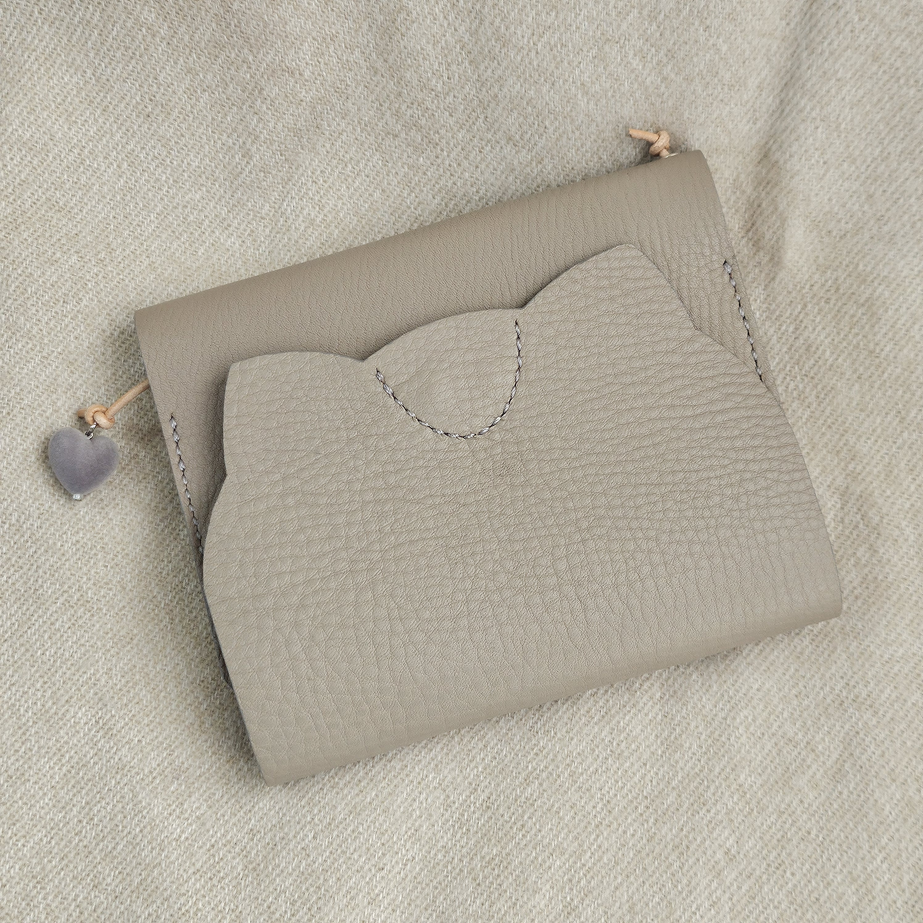 【再販】ねこのお顔・シルエット　A6手帳カバー　ほぼ日手帳対応　国産シュリンクレザー　トープ