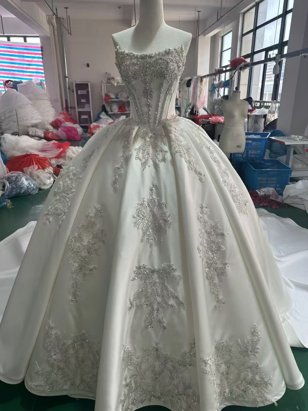 新作！編み上げ　シンプルなウェディングドレス　上質　チューブトップス　美しいレース　上品　肩出し前撮りお呼ばれ披露宴挙式