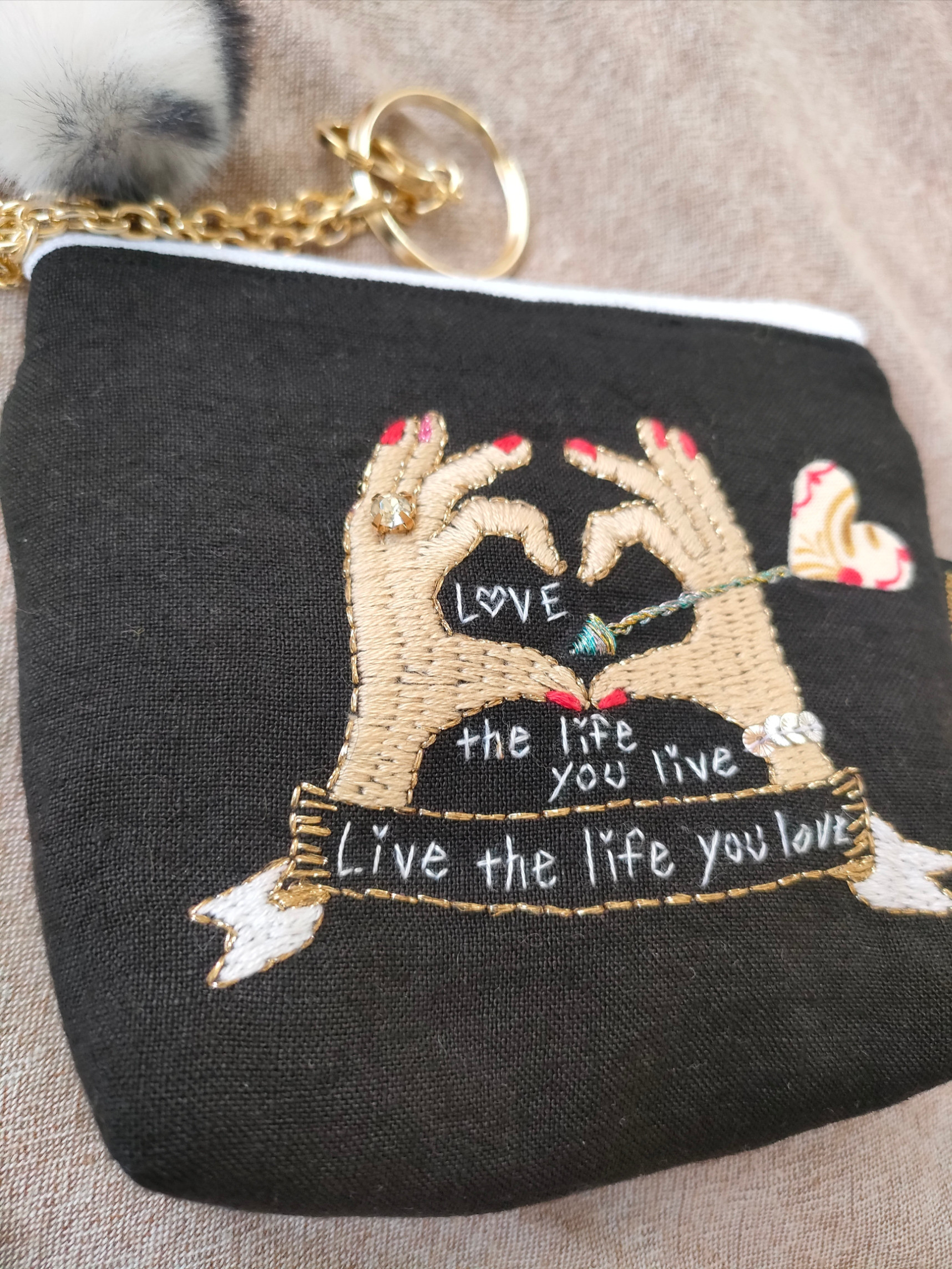 両手にハート刺繍ポーチ