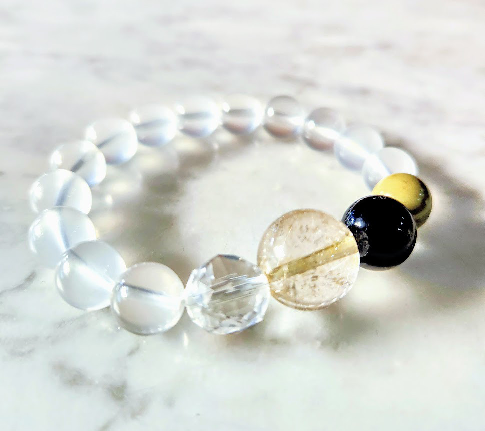 内なる平静と癒しをもたらす！月ブレスレット