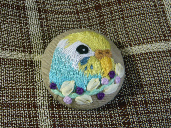 刺繍 セキセイインコ ブローチ くるみボタン 鳥 ブローチ orion