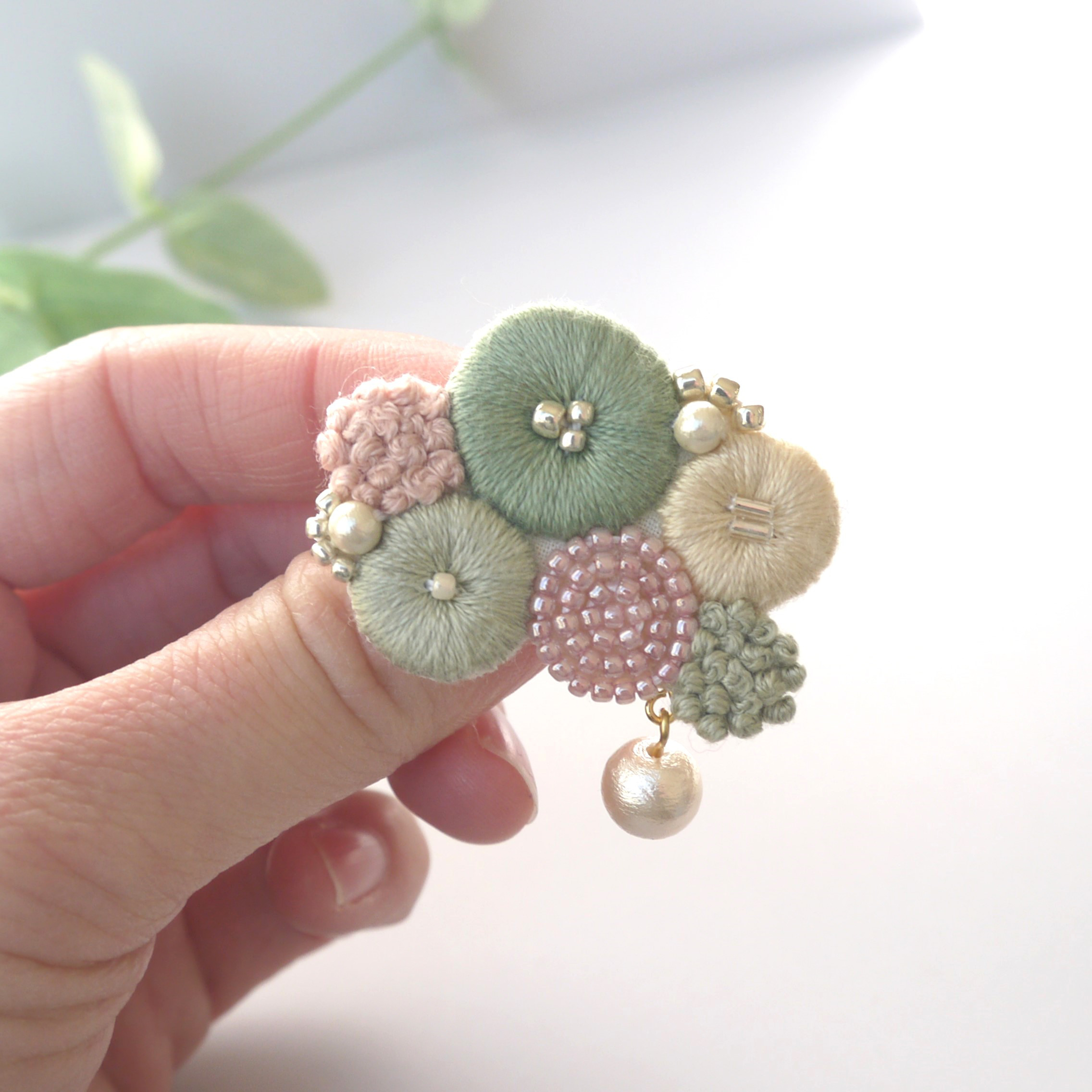 春色♡くすみグリーン＆ピンク marumaru 刺繍ブローチ