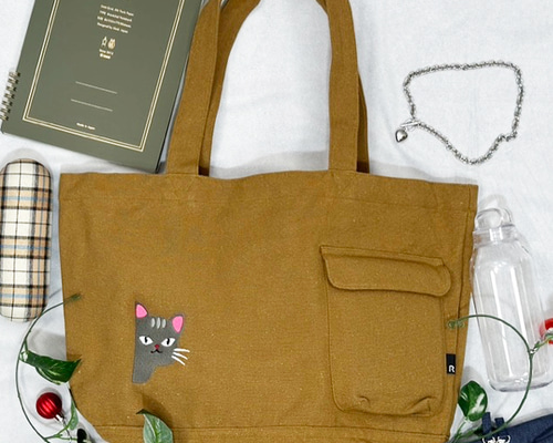 横からチラッと見る猫のワンポイント刺繍 リサイクルコットンBIGトート