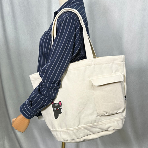 送料無料】A4サイズが入る！ 横からチラッと見る猫の刺繍 リサイクル
