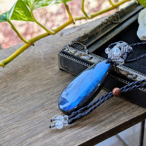 マクラメ編みラブラドライトネックレス マクラメ編みネックレス ラブラドライト（アフリカ産）＆水晶原石