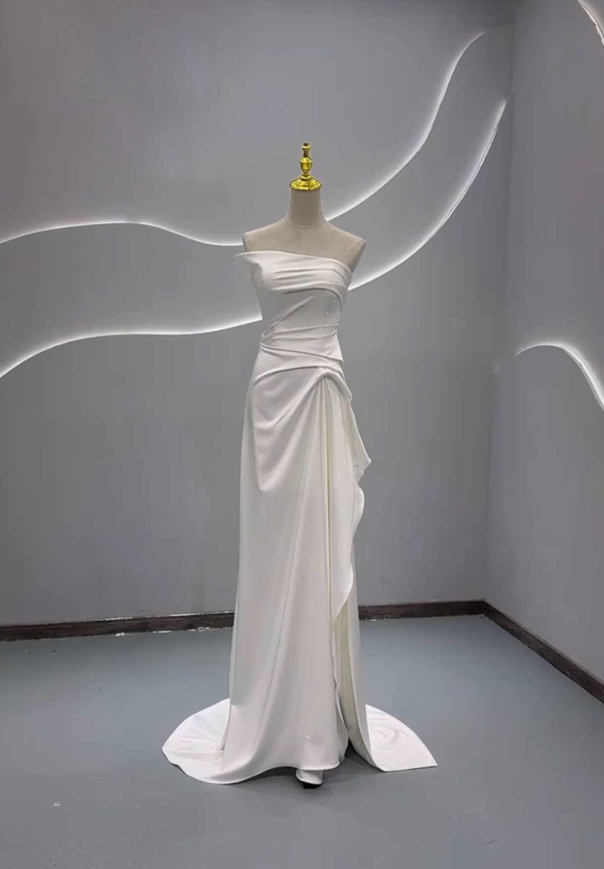 上品スレンダーライン　ラッフルスカート　フリル　ホワイト　カラー変更可能　編み上げ　フロントスリット　サテン結婚式二次会