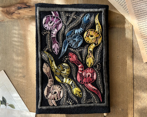 あーちゃん様オーダー　ハンドメイド　ブックカバー　手刺繍 単行本用ブックカバー📖´- オーダーいただきありがとうご