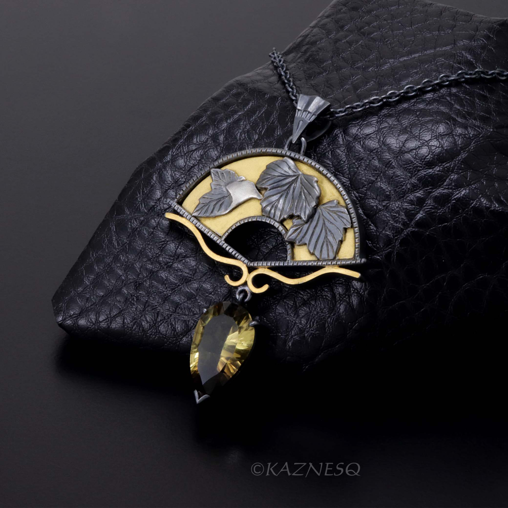 葉をモチーフにした扇形の銀と黒のペンダント、石はスモーキーシトリン