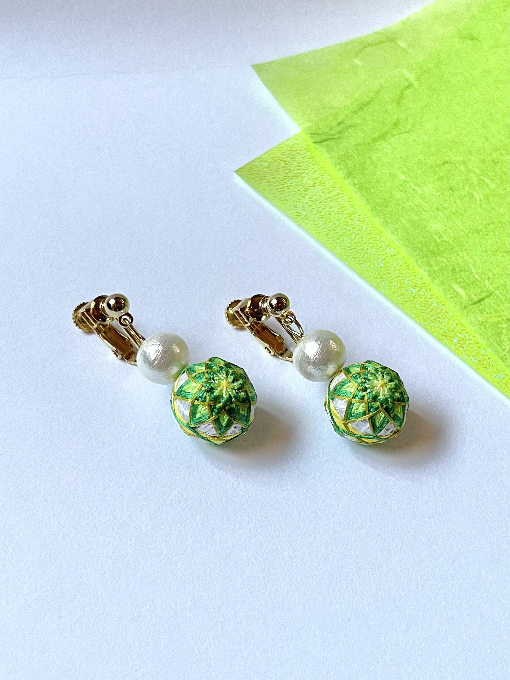 【受注生産・送料無料】菊手まりとコットンパールのイヤリング/ピアス