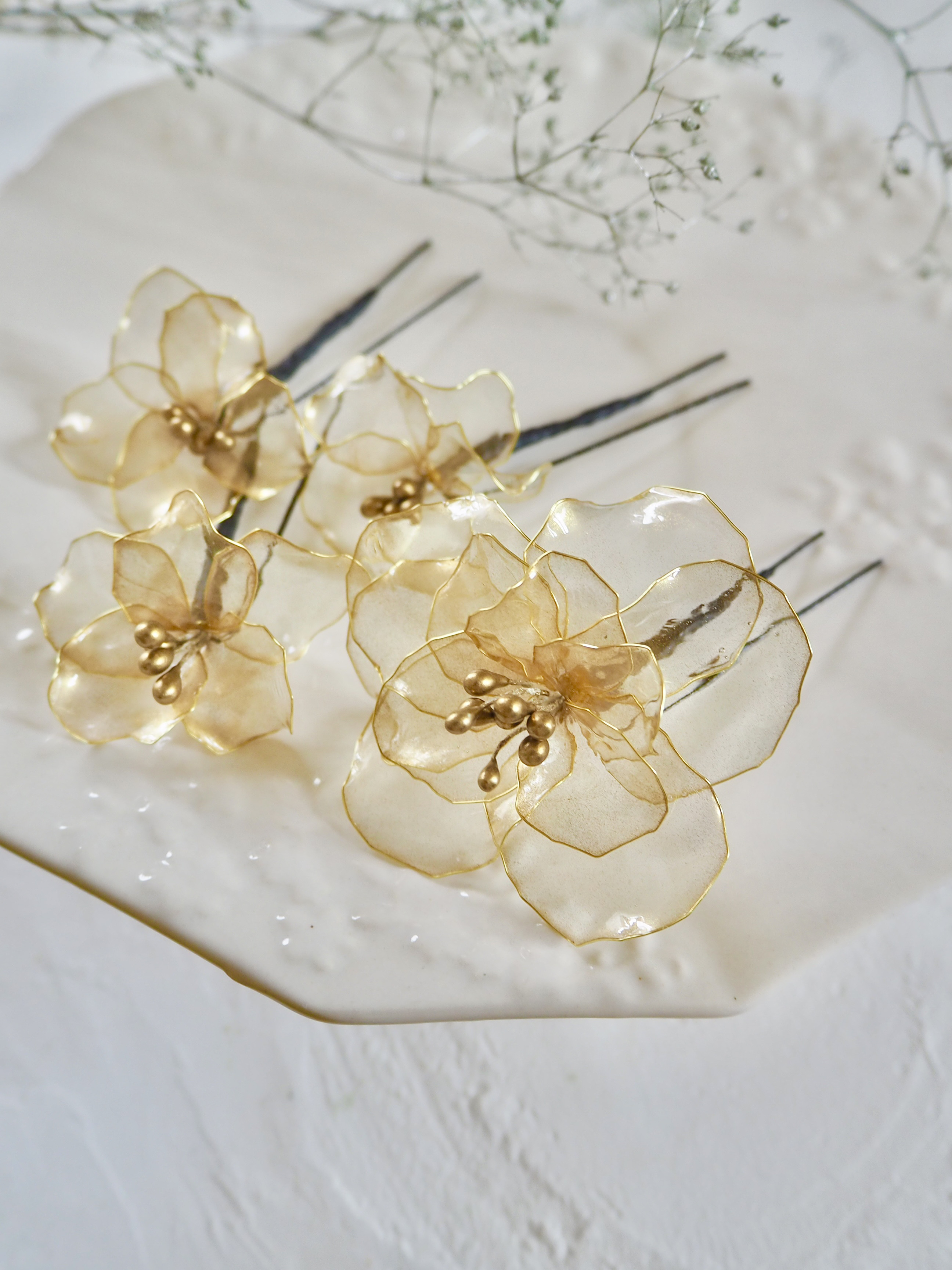 R*︎様 金色の花模様ヘアピン 髪飾り】上品なワントーンコーデが出来上がり アメリカンフラワー