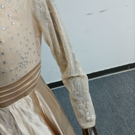 パーティードレス シャンパン色 キラキラのハンドビーディング 長袖 ファスナー 成熟した気質