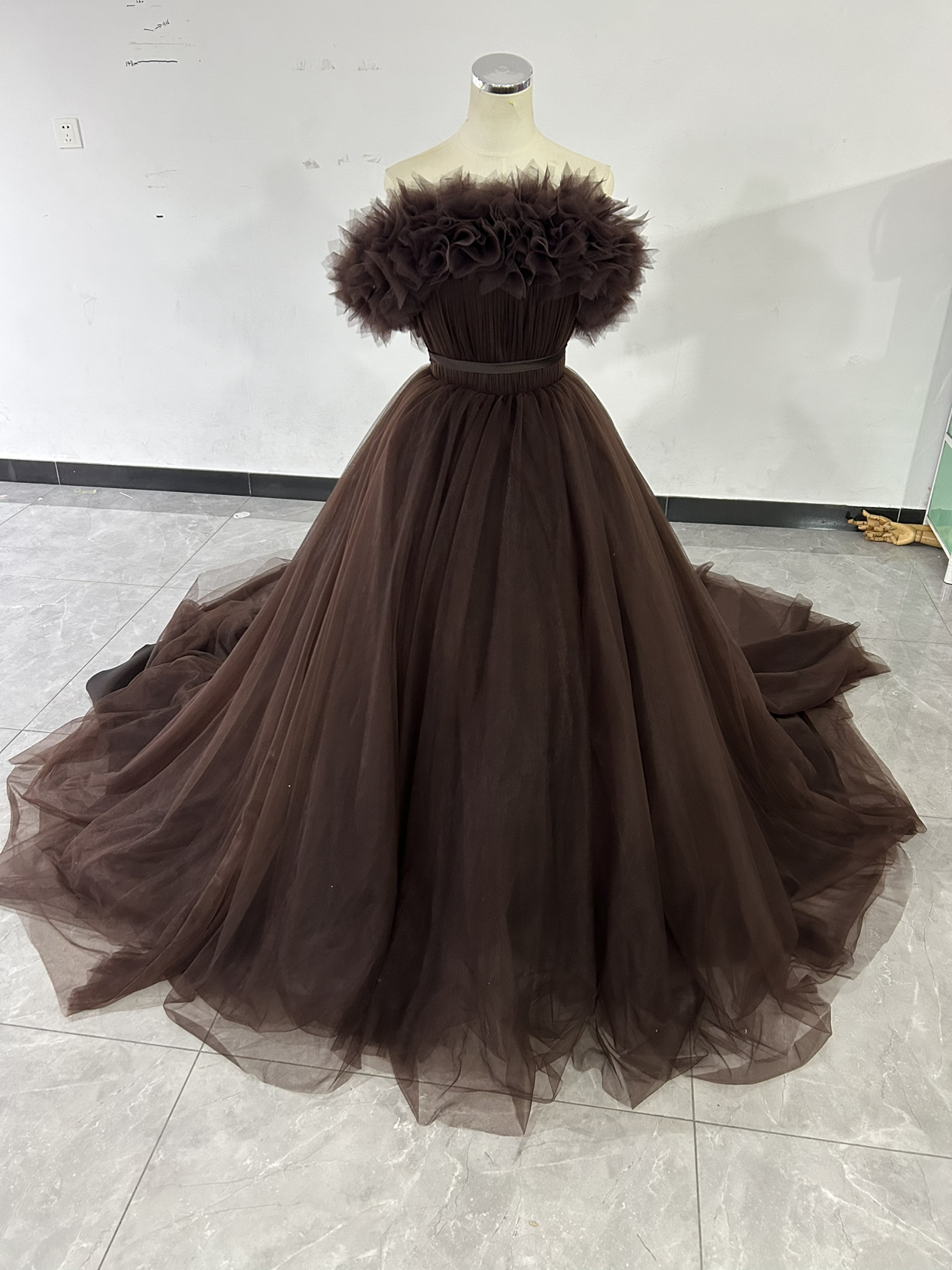 大好評中！コーヒーの色 カラードレス オフショルダー チュールドレス ロングトレーン 披露宴