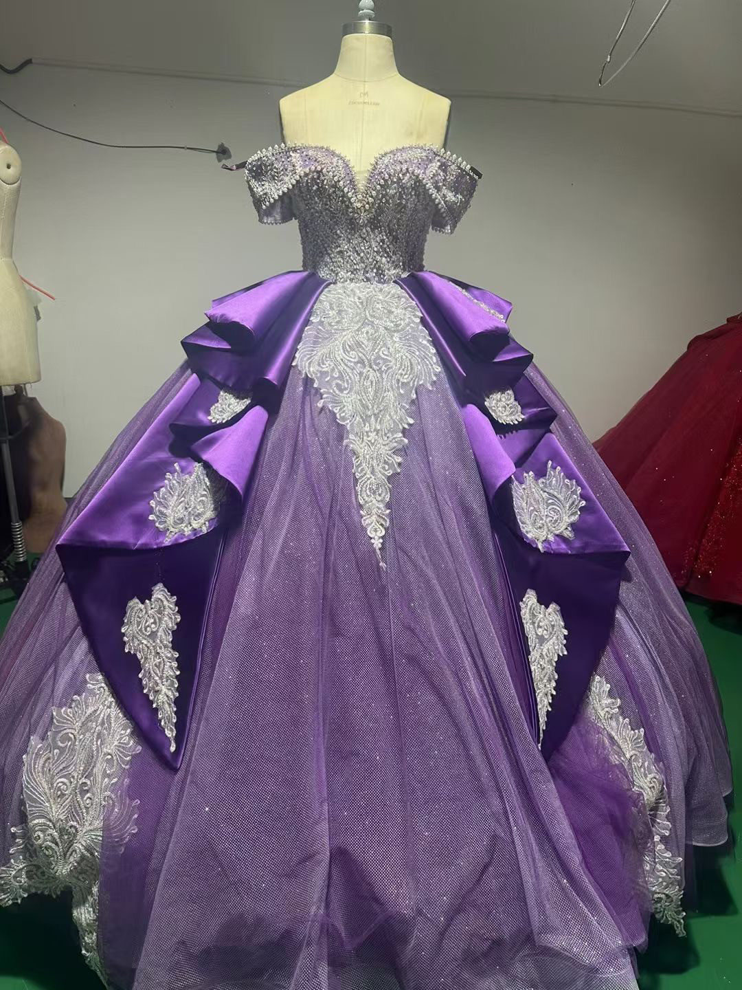 憧れのドレス！すみれ色/ラベンダー色　オフショルダー　二の腕を隠せる　花嫁プリンセスライン　ボリューム　魅惑の花レース
