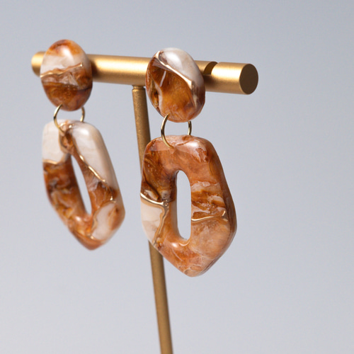 茶色と白のカフェオレカラーのピアス/イヤリング/一点もの/ポリマー