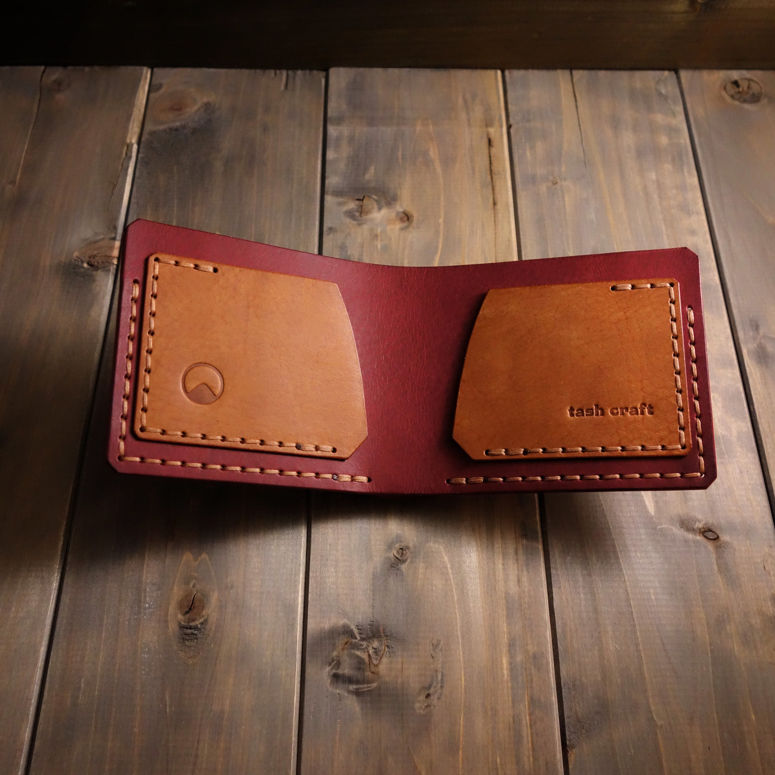 【Karel】シンプルな二つ折り革財布 【Sigma】オイルレザー 小銭入れなし メンズ ワイン バイカラー