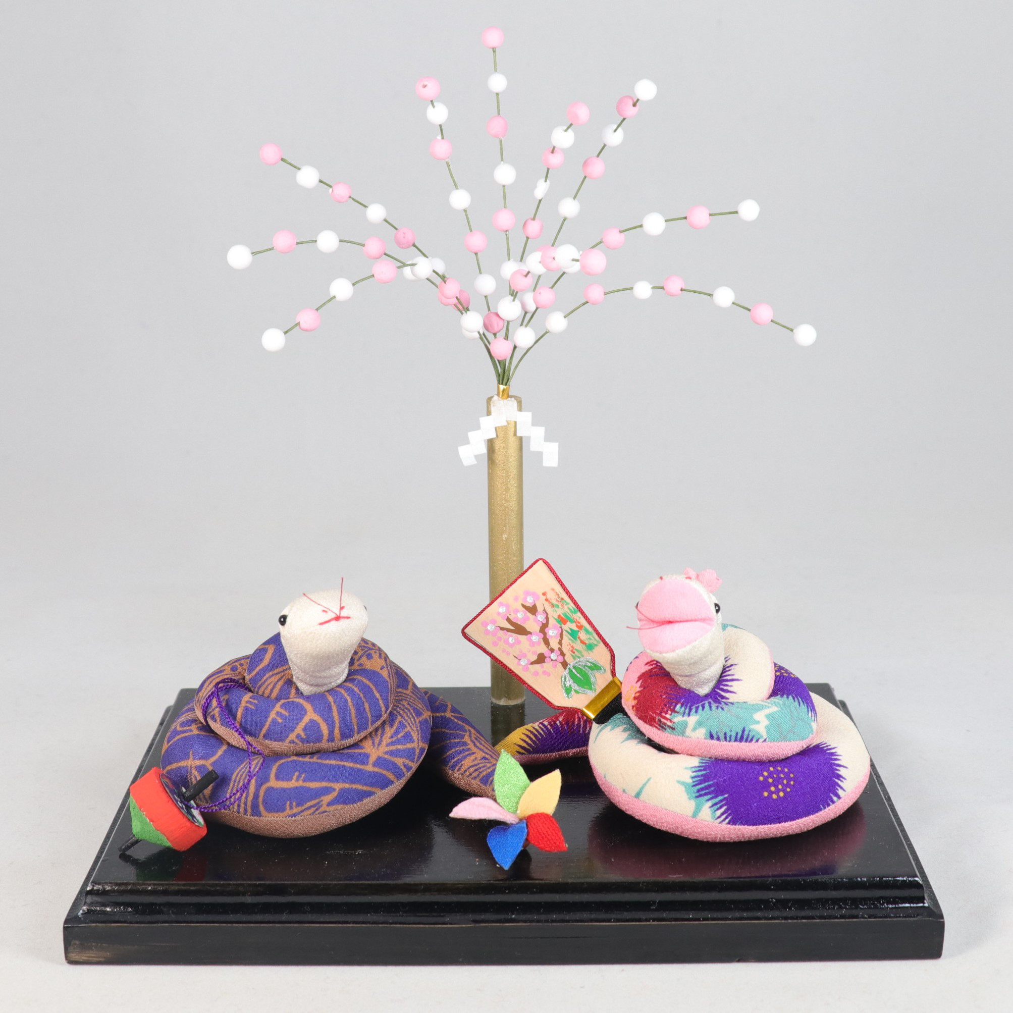 着物の生地で作った干支飾り『巳』の置物　やさしいへび（蛇）さんたち