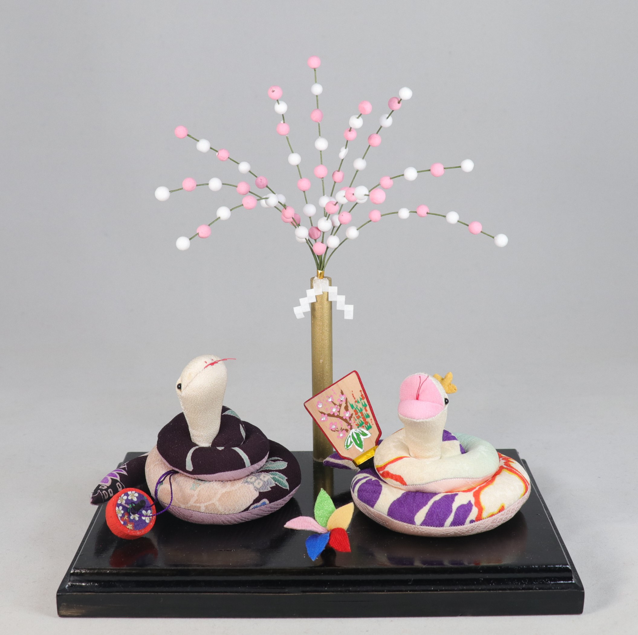 着物の生地で作った干支飾り『巳』の置物　やさしいへび（蛇）さんたち