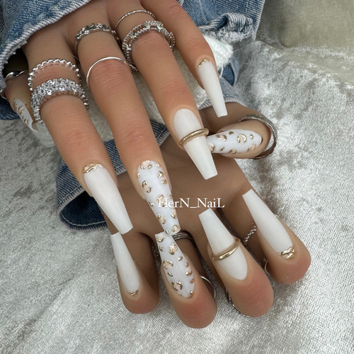 ホワイトベージュミラーレオパードネイルチップ ネイルチップ（つけ爪