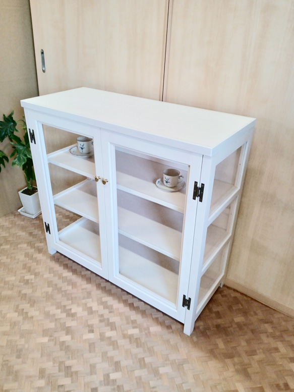 シンプルデザイン両開きキャビネット 食器棚 飾り棚 高さ80cm