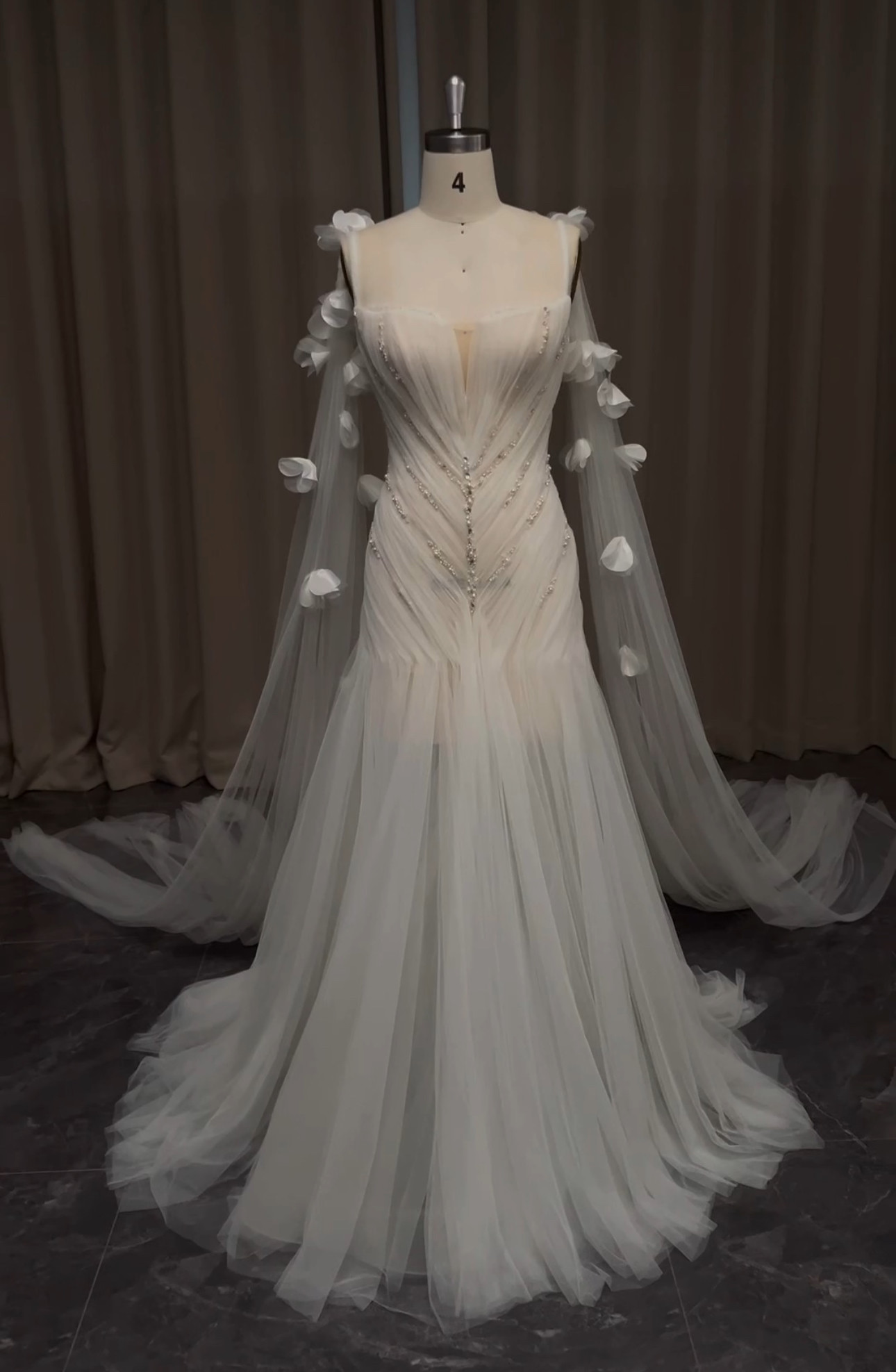 輝きな光彩が放つ１着！マーメイドドレス　きらきらグッリター　柔らかいチュール　優雅なシルエット　ストーン結婚式二次会前撮