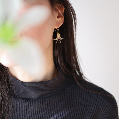 カサブランカ（ユリ）のピアス／イヤリング ピアス（フック・チェーン