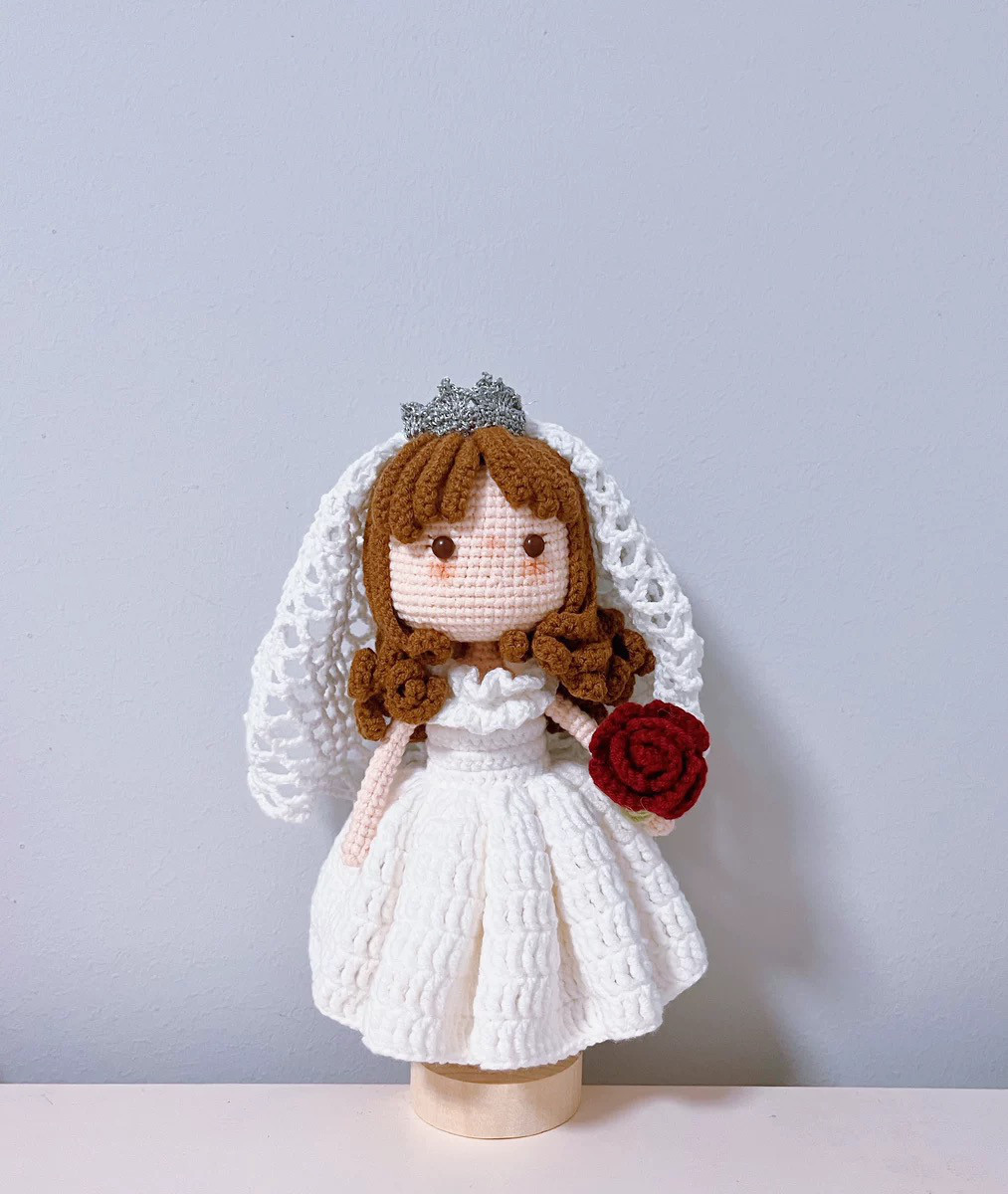 手作り編みぐるみのウェディングドール（ウェディングドレス）ギフト、新婚祝い