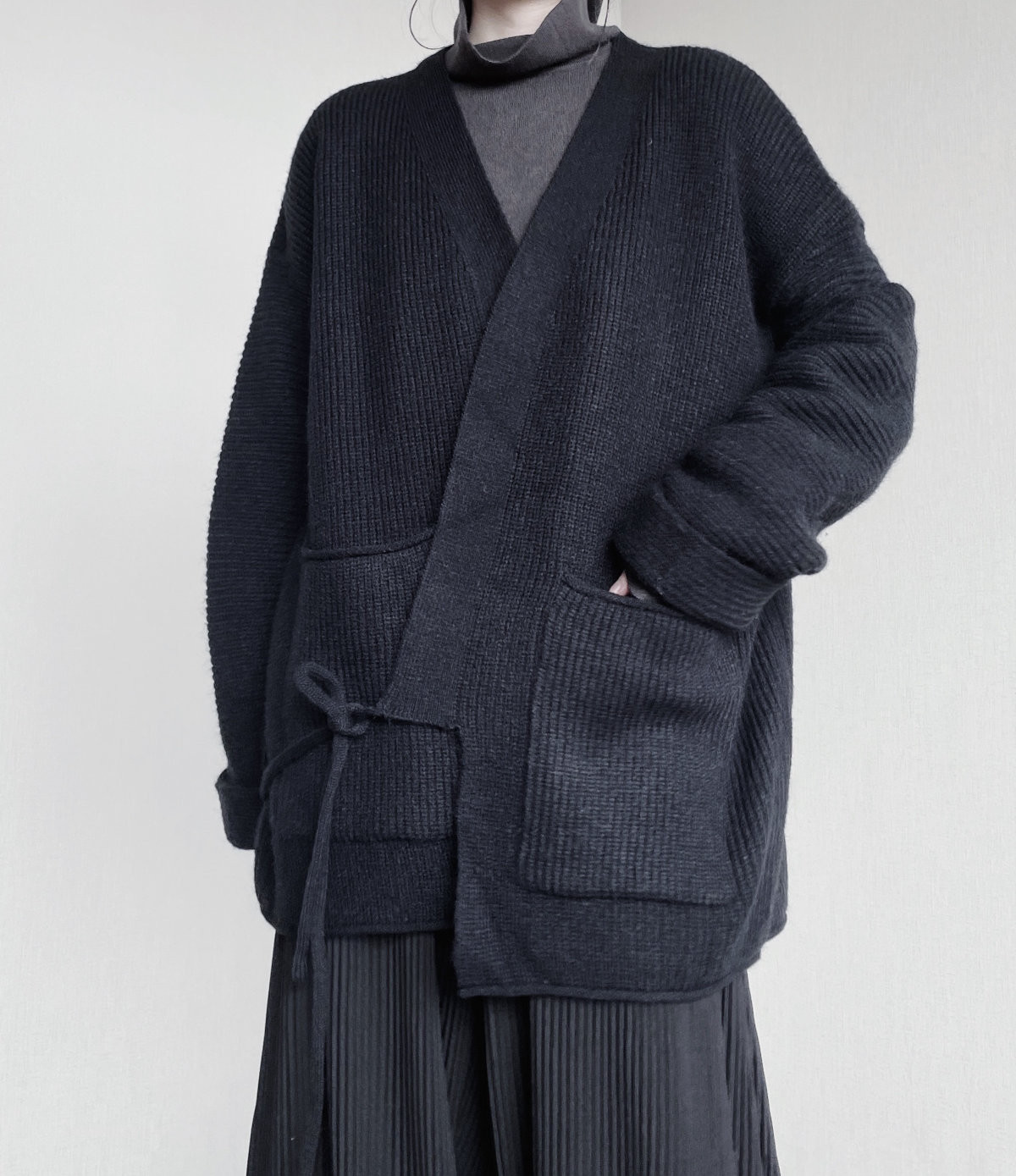 短めの前立てで一味違うプラスαに☆前結びカーディガン ブラック