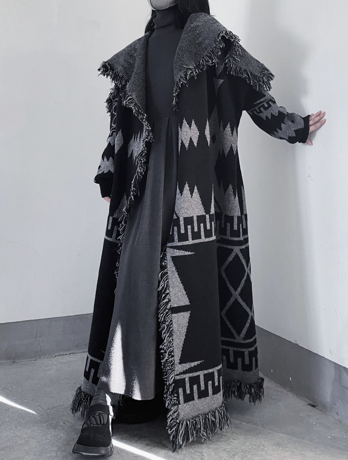 類を見ない個性を放つダイナミックな幾何学柄☆フリンジニットコート