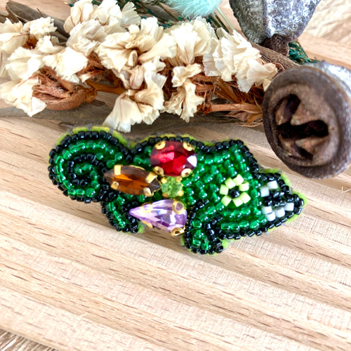 ビーズ刺繍のジャクソンカメレオンブローチ ブローチ 粒屋 通販