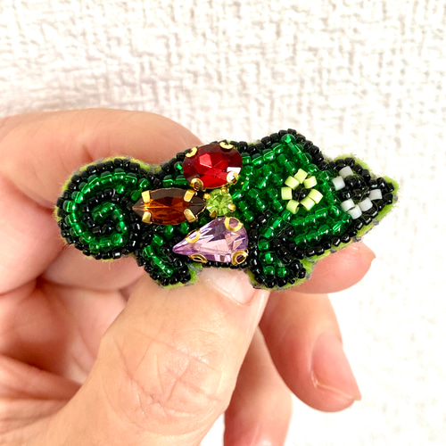 ビーズ刺繍のジャクソンカメレオンブローチ ブローチ 粒屋 通販