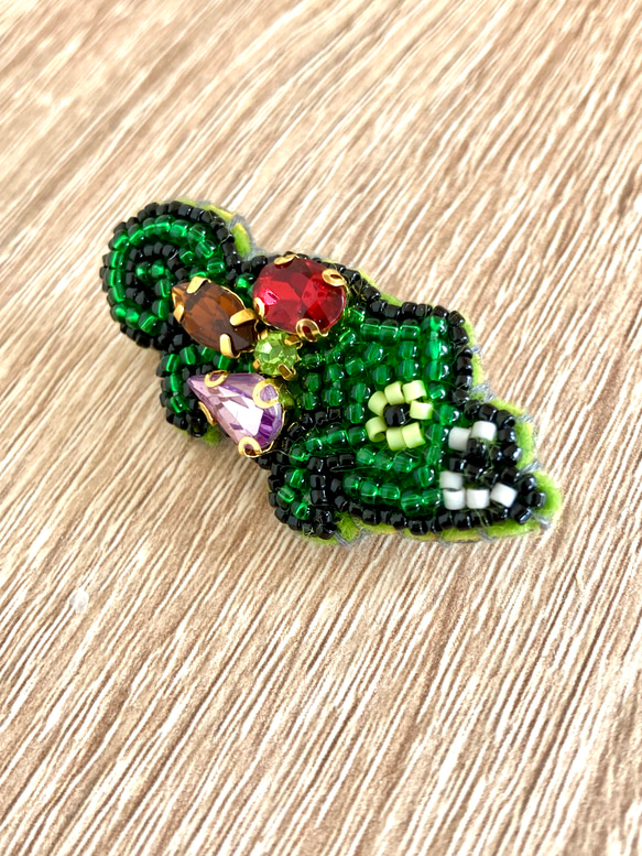 ビーズ刺繍のジャクソンカメレオンブローチ ブローチ 粒屋 通販