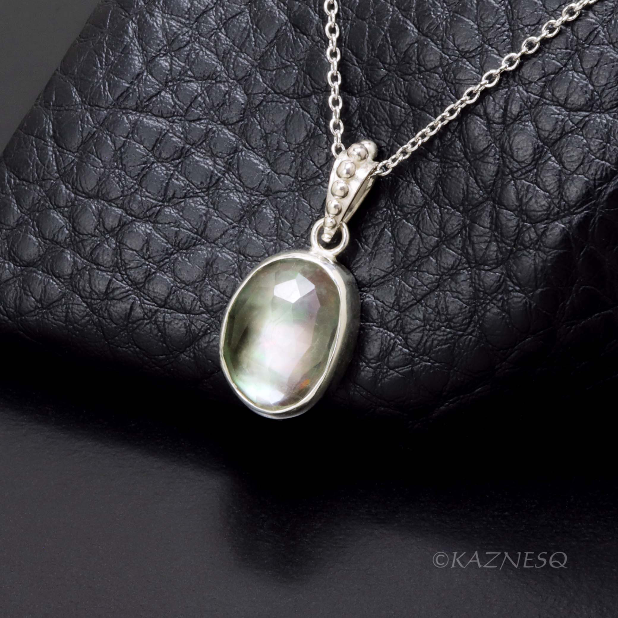 シンプルだけど石が！グリーンアメジストに黒蝶貝を裏打ちしたシルバーペンダント