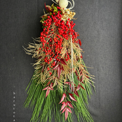 大王松・南天・南京ハゼ・瓢箪・水引…縁起物を合わせた〈たっぷり