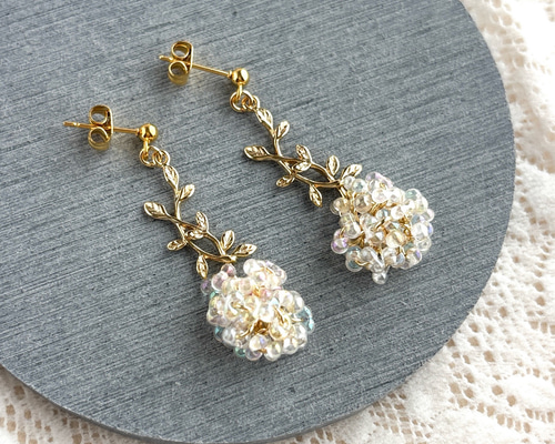 146 チェコガラスファルファーレを沢山使用‼︎　ピアスorイヤリング チェコガラスファルファーレピアスorイヤリング(レッド ゴールド