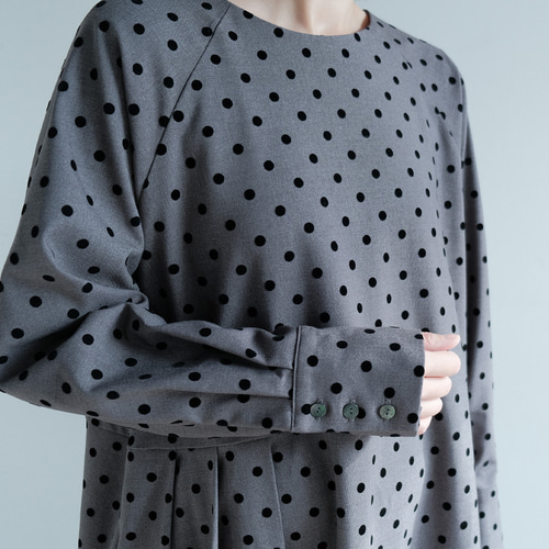 ポケット付き｜さらっと着られる◎ ｜ドット柄Uネックロングワンピース