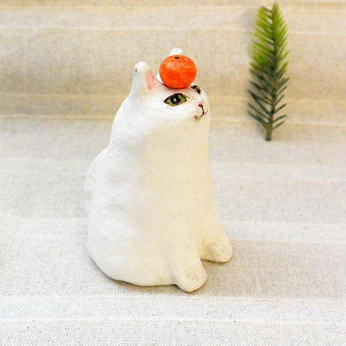 ネコの鏡餅（A）オーブン陶芸 白猫 ネコ餅 みかん付 置き物 お正月の