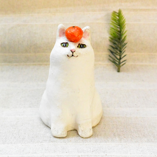ネコの鏡餅（A）オーブン陶芸 白猫 ネコ餅 みかん付 置き物 お正月の