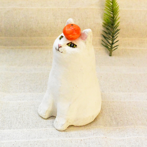 ネコの鏡餅（A）オーブン陶芸 白猫 ネコ餅 みかん付 置き物 お正月の
