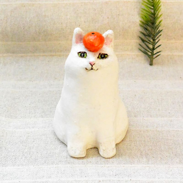 ネコの鏡餅（A）オーブン陶芸 白猫 ネコ餅 みかん付 置き物 お正月の