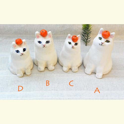 ネコの鏡餅（A）オーブン陶芸 白猫 ネコ餅 みかん付 置き物 お正月の