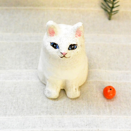 ネコの鏡餅（B）オーブン陶芸 白猫 ネコ餅 みかん付 置き物 お正月の